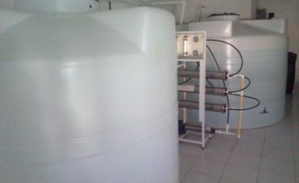 Dueños de locales de purificadoras aún almacenan mobiliario