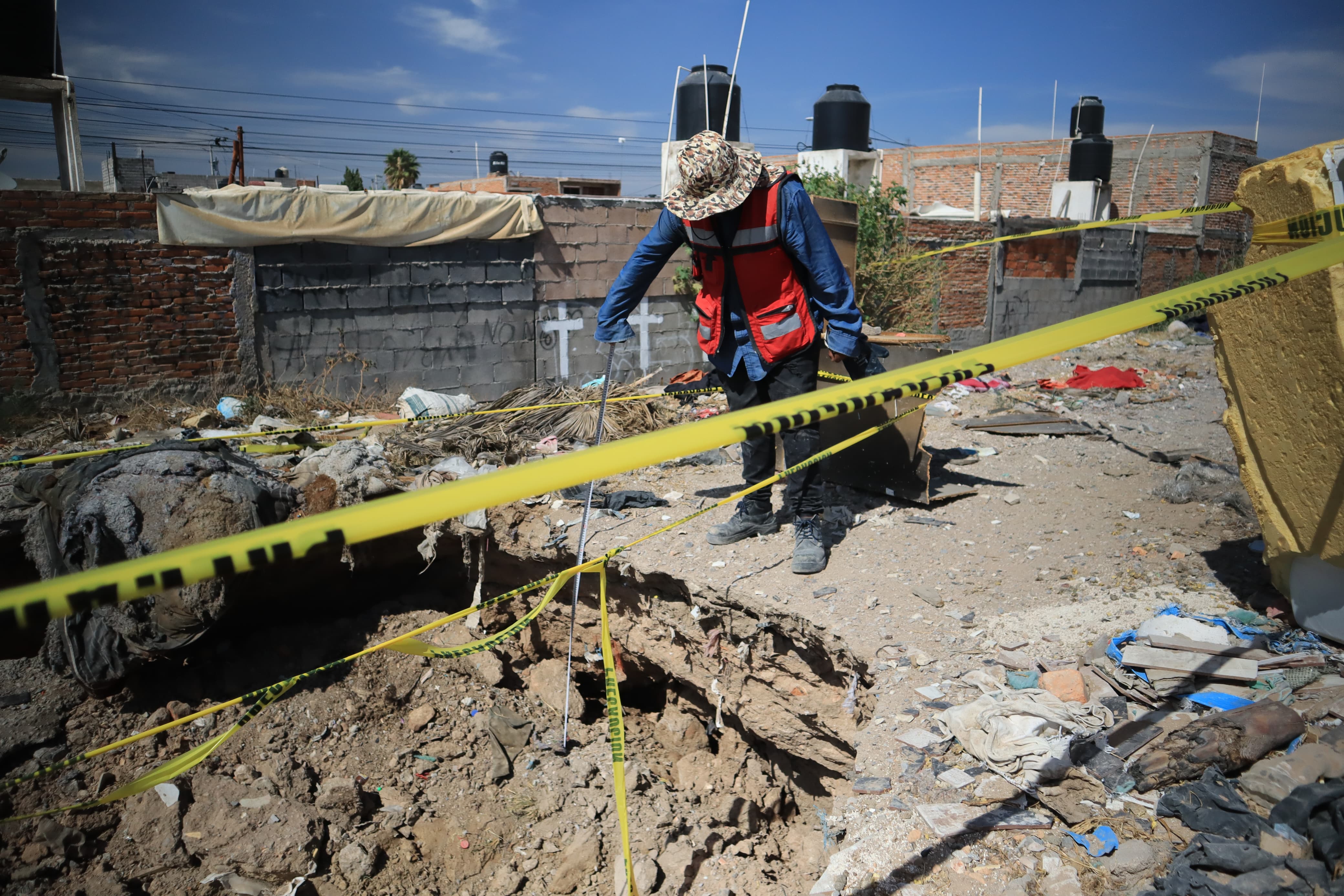 ¡Socavón en SLP! Colapso de drenaje abre la tierra y deja un hoyo de 12 metros. Foto: Especial