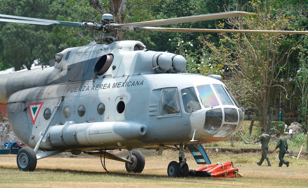 Localizan cuerpos de marinos que viajaban en helicóptero que cayó ayer en Querétaro