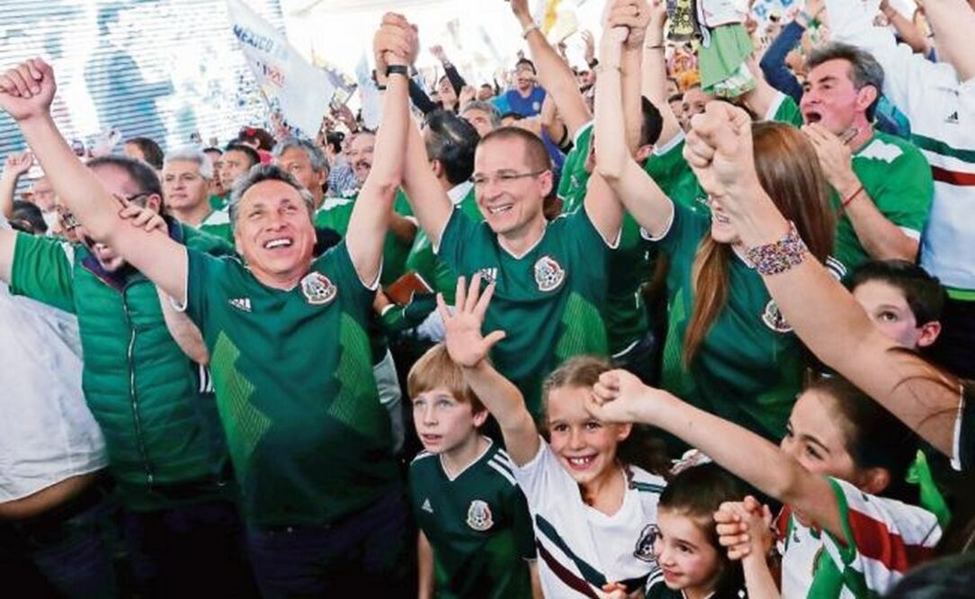 Ricardo Anaya celebró el triunfo de la Selección Mexicana ante Alemania , con Manuel Negrete (izq,) quien compite por la alcaldía de Coyoacán (ARIEL OJEDA. EL UNIVERSAL)