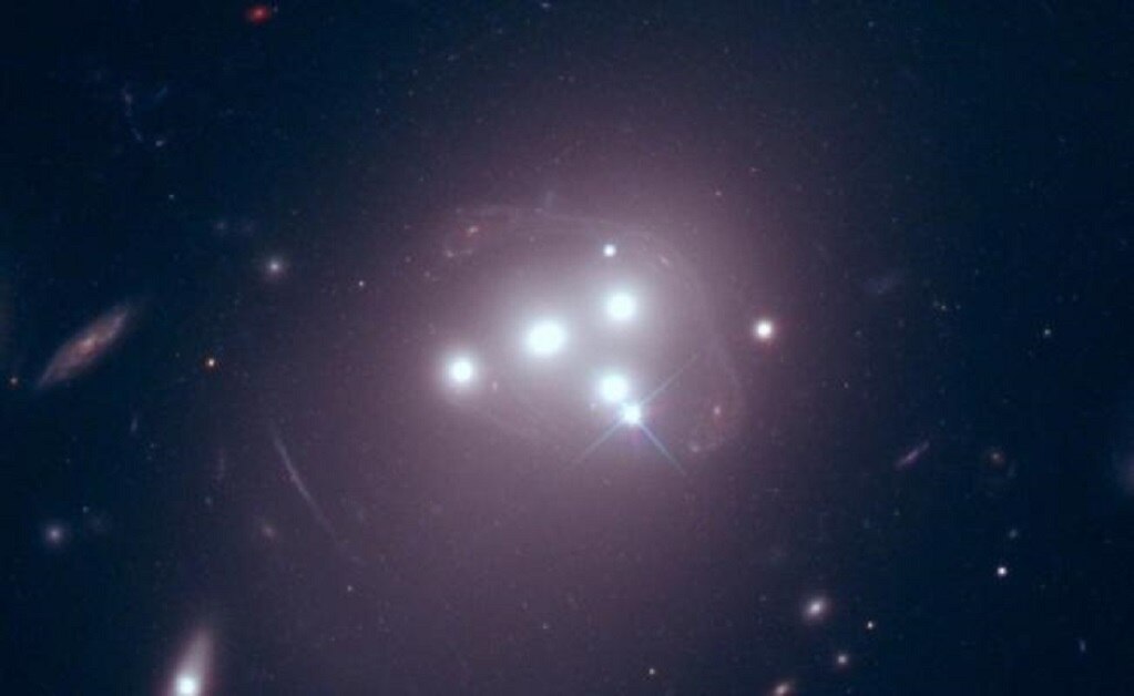 La materia oscura solo interactúa con la gravedad