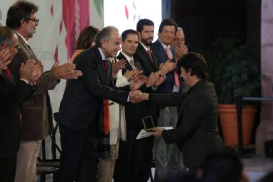 Gobernador entrega premios del certamen 20 de Noviembre de Arte, Cultura y Deporte