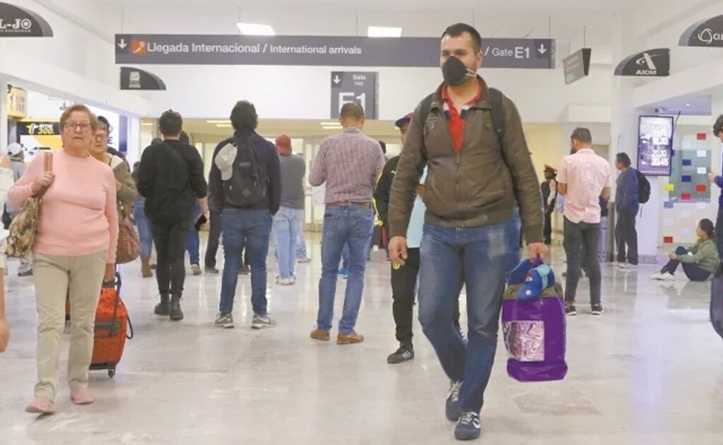 Aunque en el AICM no existen vuelos directos desde China, un lineamiento, publicado por la Ssa, establece que se deben colocar avisos preventivos de viaje actualizados en áreas visibles, pero esto no sucede. Foto: CARLOS MEJÍA. EL UNIVERSAL