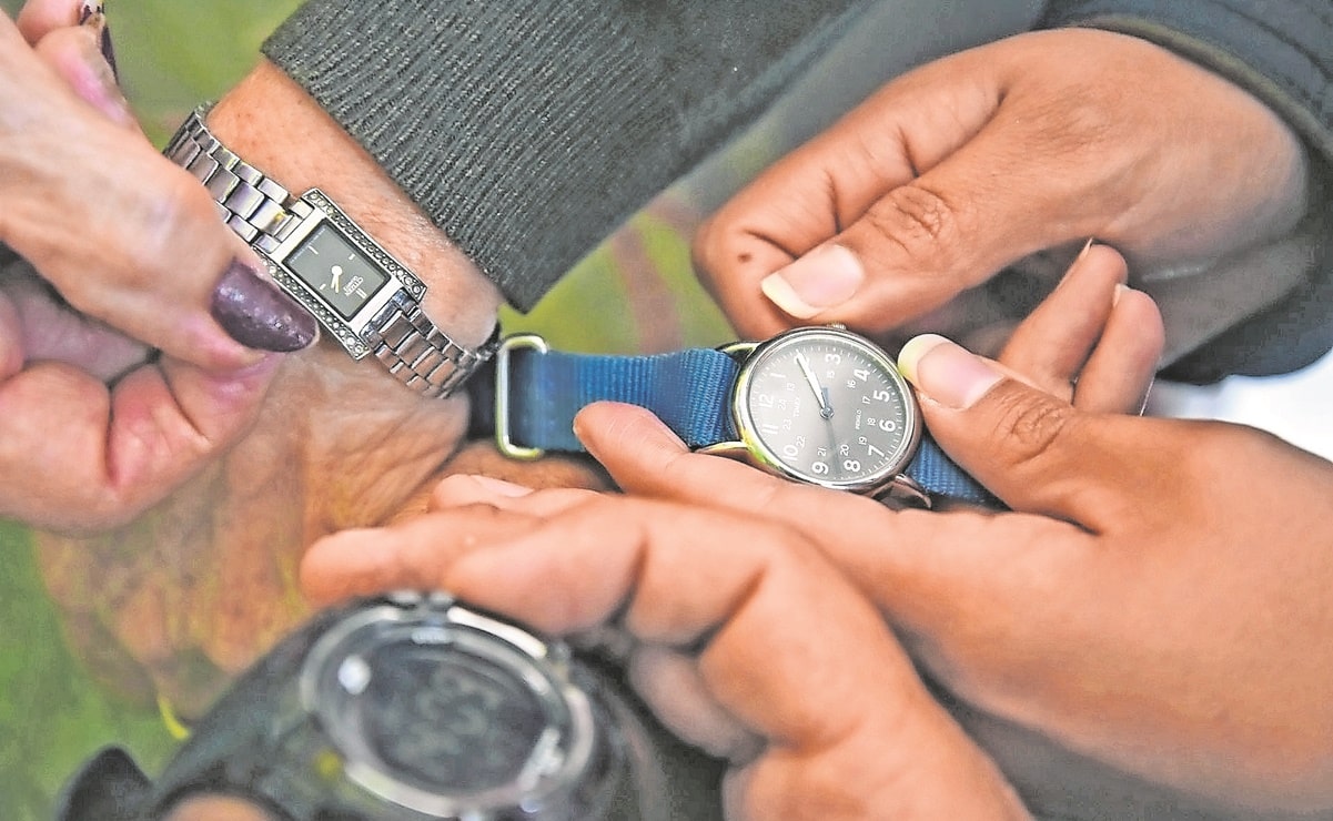 Se recomienda que la noche de este sábado, antes de irse a dormir, atrase su reloj una hora. Foto: Archivo. El Universal