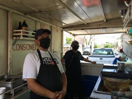 Estos potosinos doran los panes de las tortas que venden ¡usando planchas de hierro!