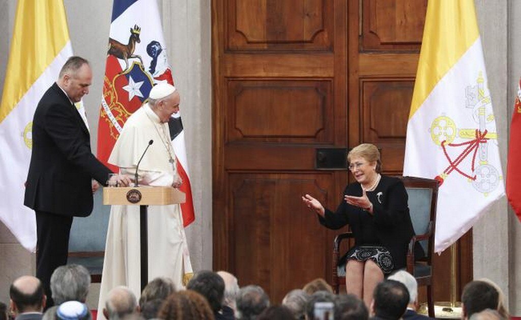 Papa pide perdón por abusos sexuales de religiosos a niños