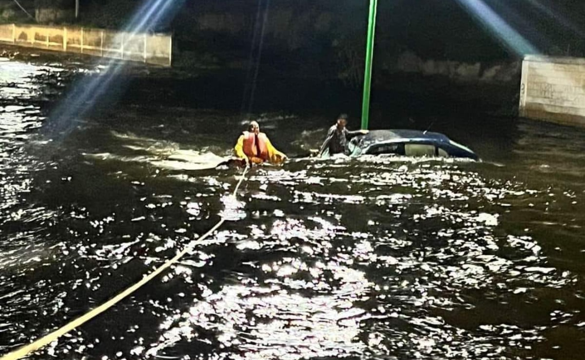 Rescatan a familias atrapadas en autos que circulaban en Boulevard Río Santiago