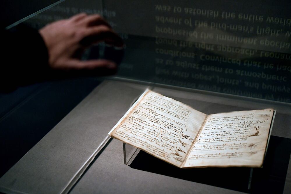 Escrito al revés, el libro contiene 72 páginas con 360 imágenes.