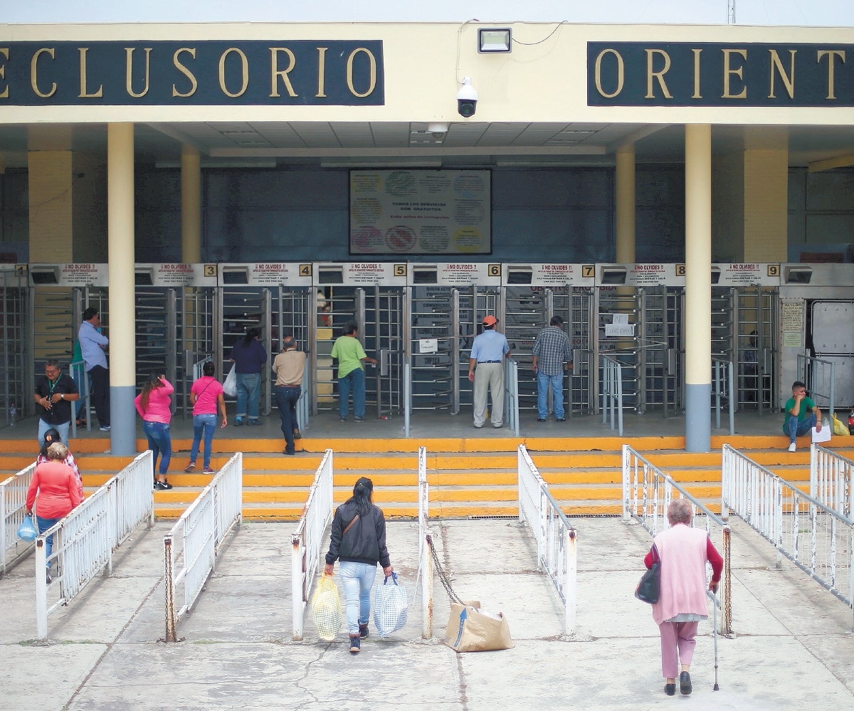 Expareja de Abril pide suspender audiencia