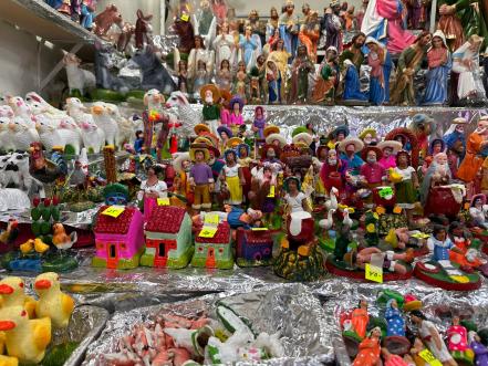 Centro Histórico de SLP se llena de luz y color con venta de artículos navideños 