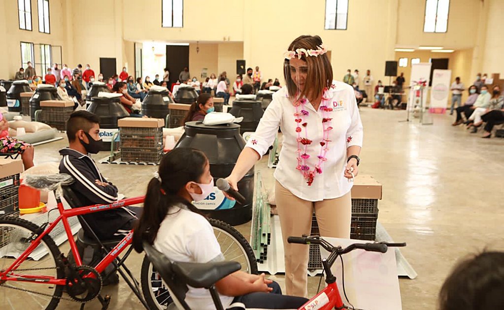 DIF estatal entrega paquetes para granjas avícolas a discapacitados en la Huasteca