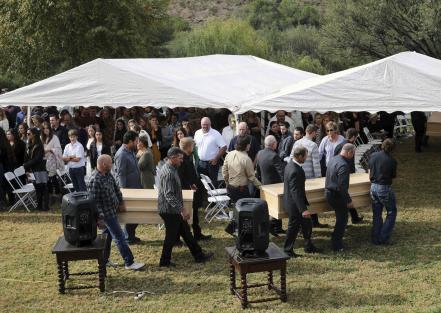 Con custodios armados, convoyes viajan para funerales de familia LeBarón