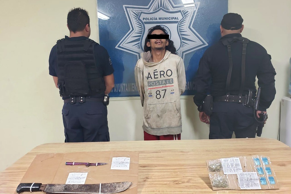 Detienen a hombre por posesión de droga y armas blancas 