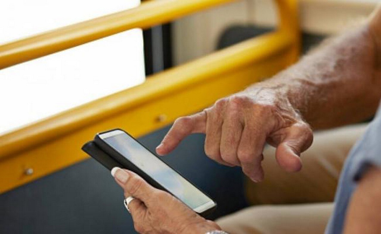  Estafan a viejito con audífonos; su reacción conmueve en redes sociales