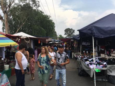 “Me voy a morir aquí, vendiendo ropa”: Así es la vida en el Tianguis de las Vías, el más largo de SLP