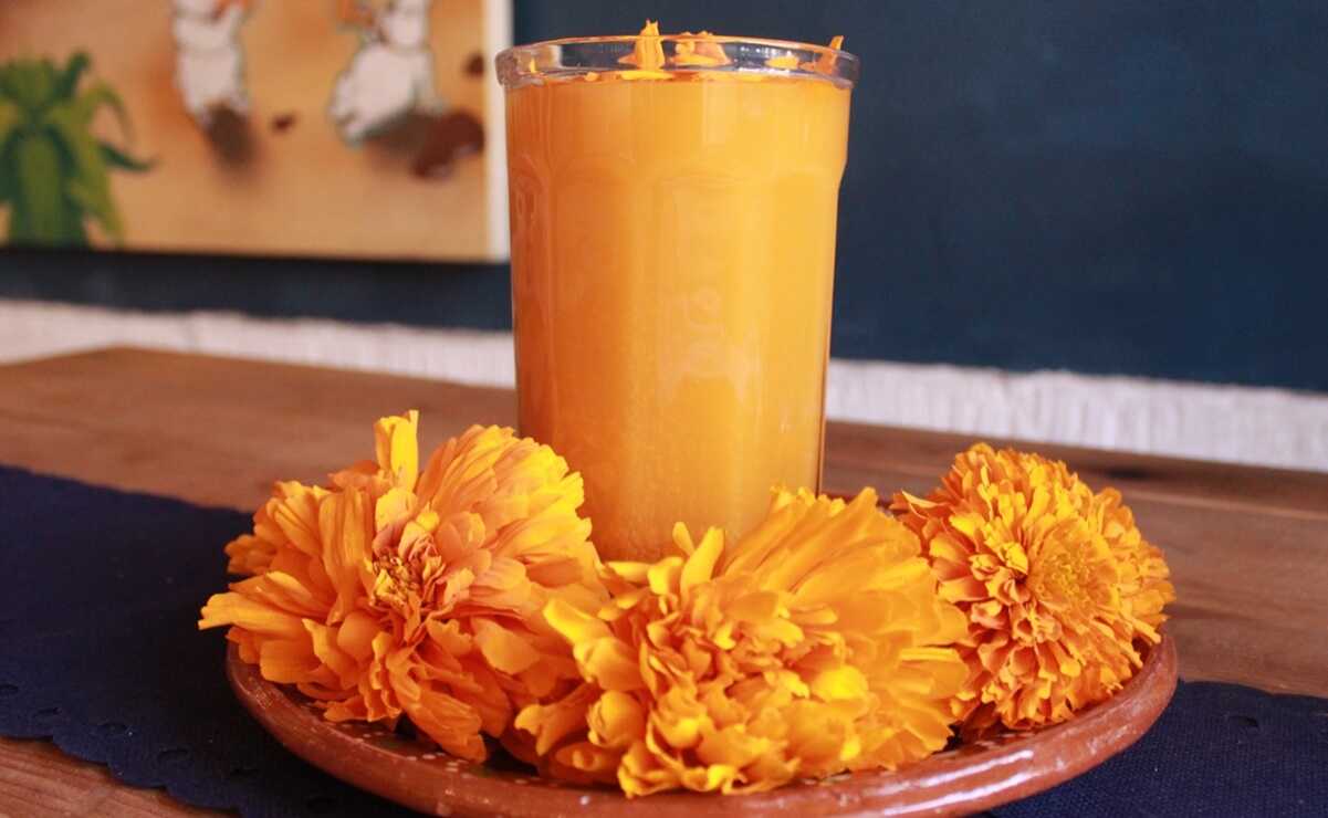 ¡Delicia de temporada! Un pulque curado de cempasúchil en SLP para recordar a los que ya se fueron. Fotos: Cecilia Lara