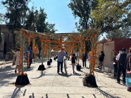Entre cempasúchil y música, familias llenan panteones de SLP para visitar a sus difuntos
