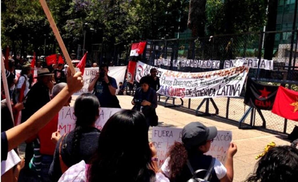 Protestan contra ataque a Siria frente a embajada de Estados Unidos