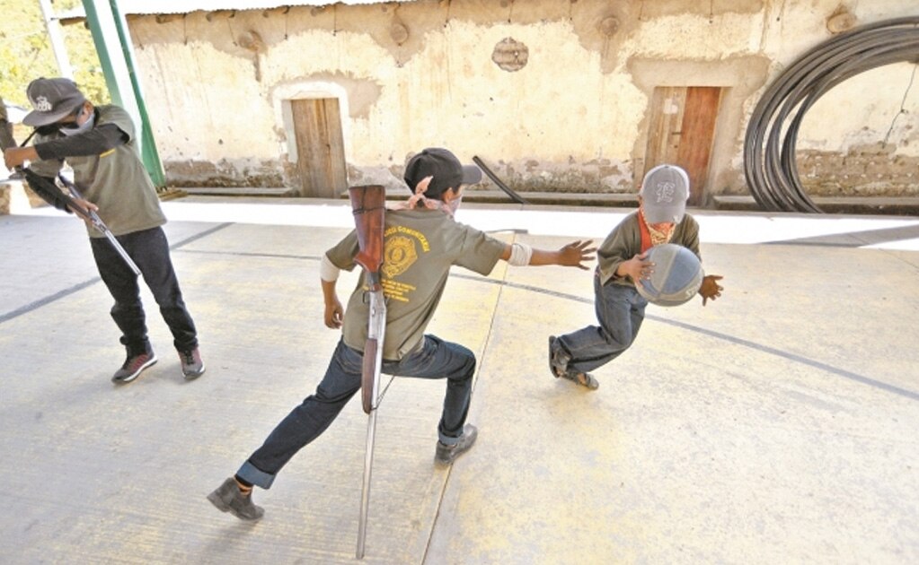 Gerardo y Gustavo dejaron la escuela y tomaron las armas para defender a su pueblo del grupo criminal Los Ardillos. Fotos: Salvador Cisneros/EL UNIVERSAL