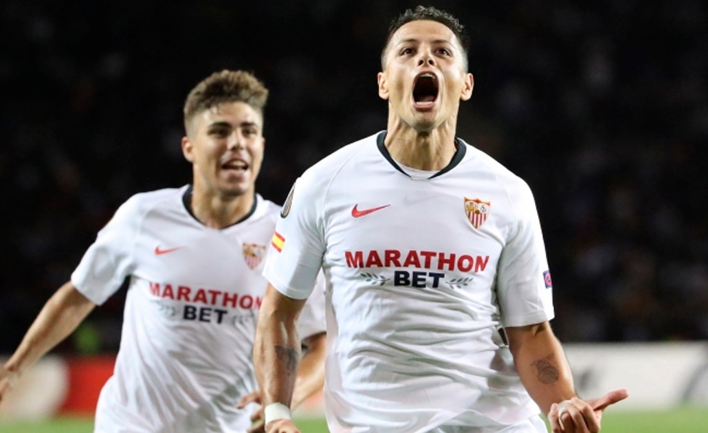 "Chicharito" Hernández anota golazo en la victoria del Sevilla en Europa League