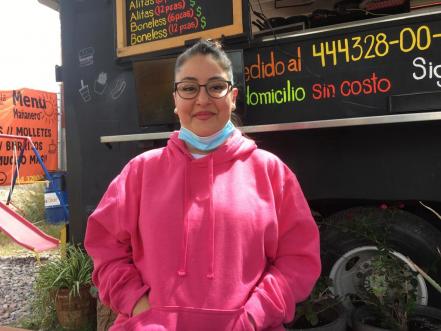Con hamburguesas y hotdogs rosas, buscan ayudar a mujeres con cáncer de mama en SLP