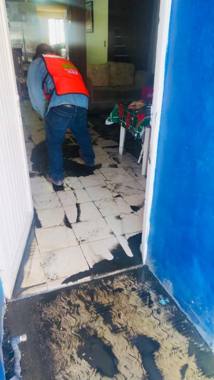 “Lo sucio lo barro, pero mis muebles no”. Colapso de drenaje en Jardines del Oriente afecta a familia potosina