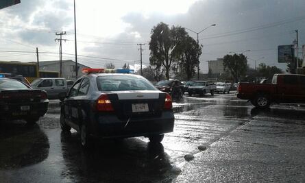 Piso mojado provoca accidentes viales