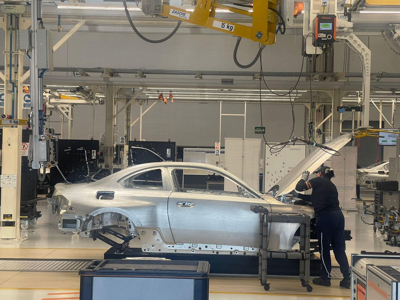 ¿Quieres trabajar en BMW? La automotriz abre vacantes para su planta en ...