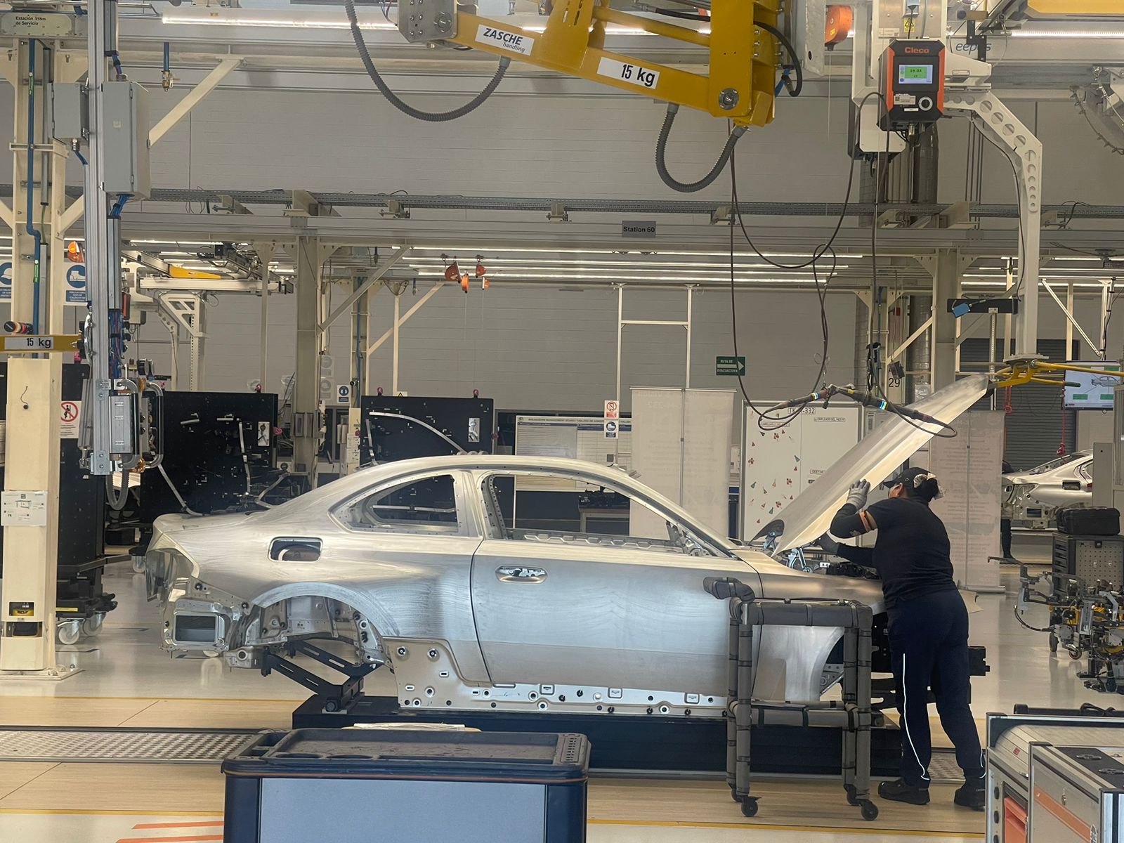 ¿Quieres trabajar en BMW? La automotriz abre vacantes para su planta en SLP