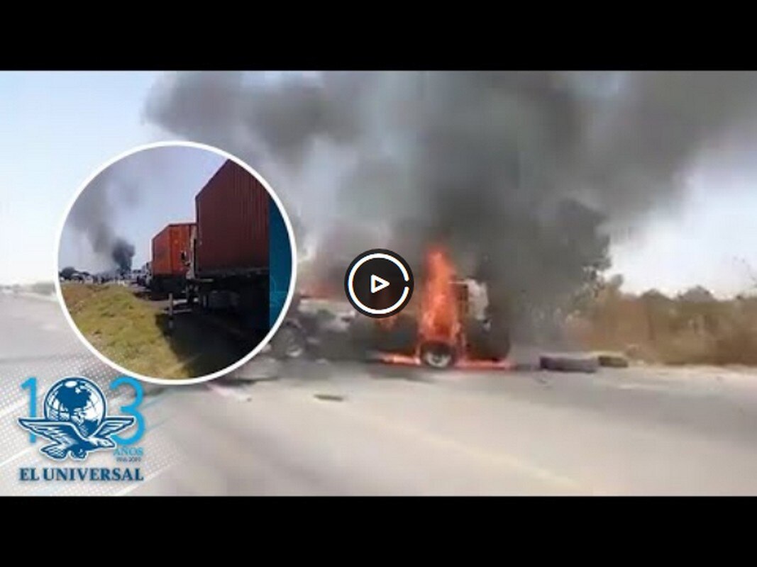 Policías y militares observan un camión incendiado por lugareños en una carretera de Comonfort, Guanajuato, contra el operativo en Santa Rosa de Lima. SERGIO MALDONADO. REUTERS