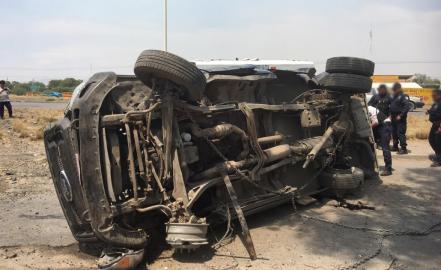 Vuelca camión de valores en carretera 57