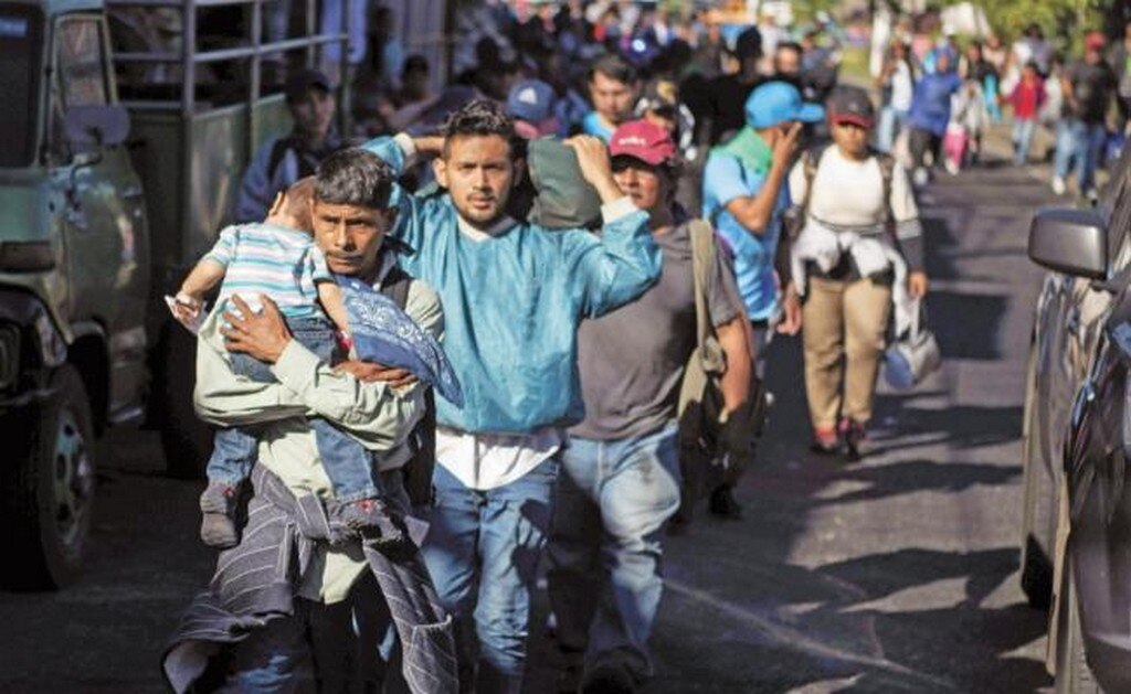 Migrantes salvadoreños comenzaron ayer su viaje en caravana a EU, en San Salvador. En su mayoría huyen de la pobreza en América Central (MARVIN RECINOS. AFP)