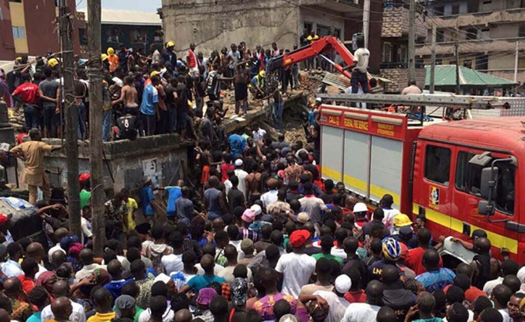 Más de 100 niños atrapados en derrumbe de escuela primaria en Nigeria