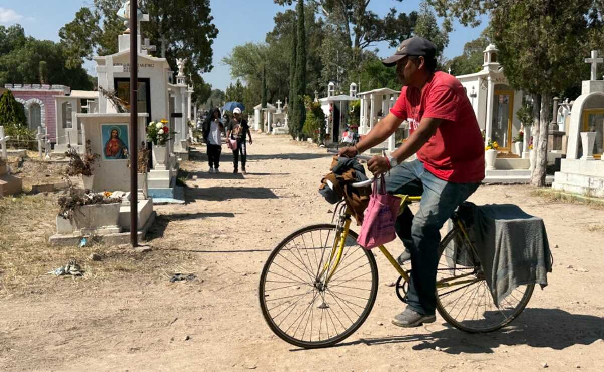 Ganarse la vida entre tumbas, así es la labor de Eladio y María como aguadores del panteón El Saucito. Fotos: Cecilia Lara