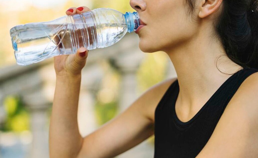Llama IMSS a mantenerse hidratado en temporada de calor