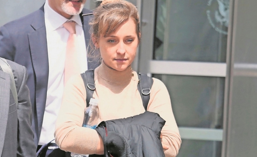 "Actriz de Smallville me exigió ser una buena esclava sexual", relata víctima de NXIVM