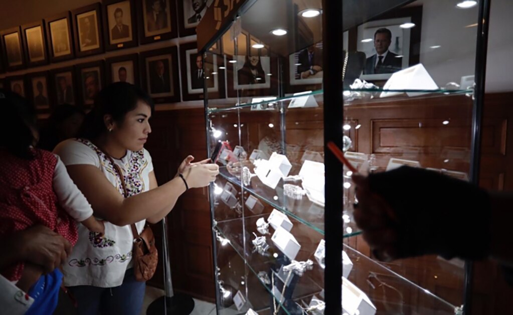Exhiben en Los Pinos joyas incautadas al crimen organizado