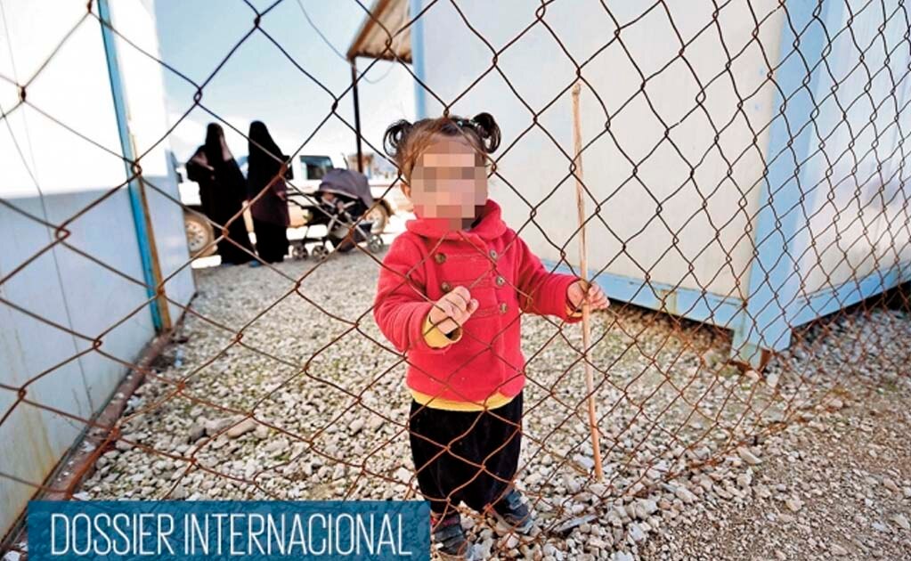 Una menor, en un campo de refugiados en Hasakah, en Siria. En el lugar hay al menos 300 familias, incluyendo a viudas e hijos de combatientes del Estado Islámico. Fotos/MURTAJA LATEEF. EFE