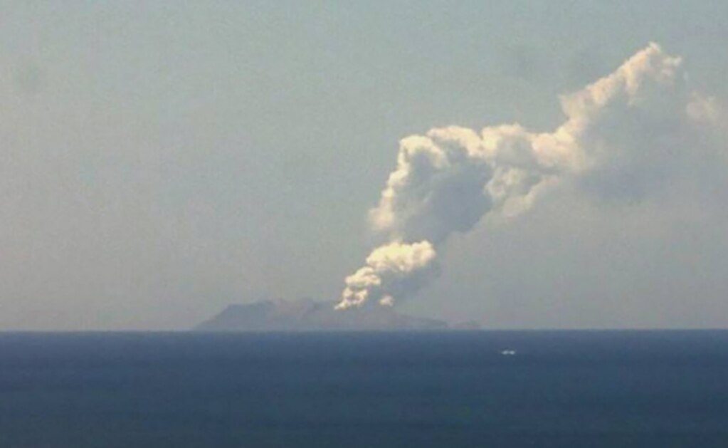 Erupción de volcán en Nueva Zelanda deja cinco muertos y 18 heridos