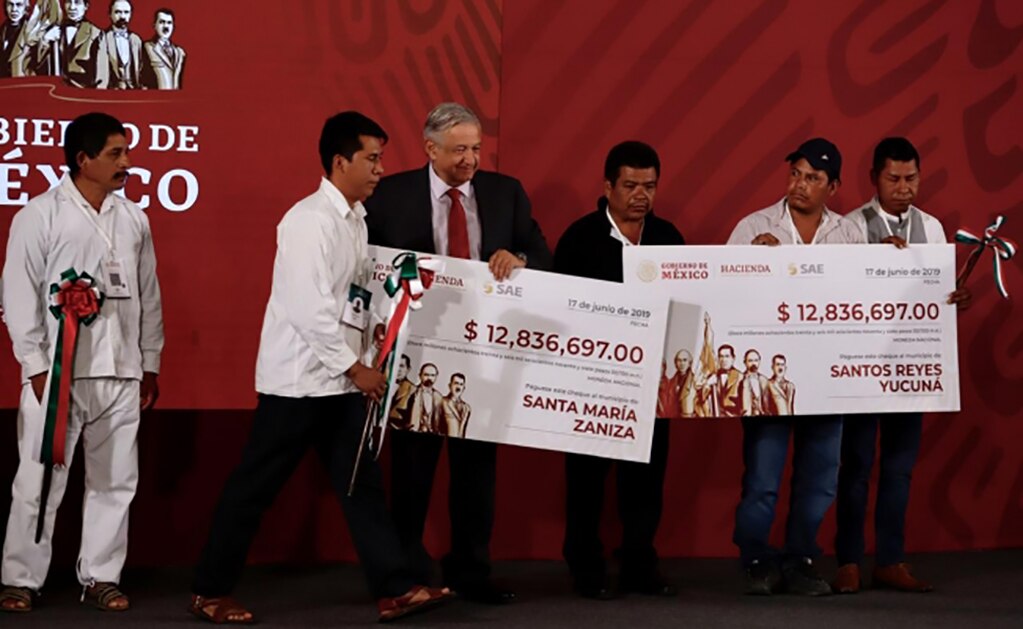 Entrega AMLO recursos de subasta de autos a municipios de Oaxaca