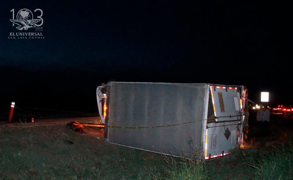 Conductor de tráiler muere en volcadura 