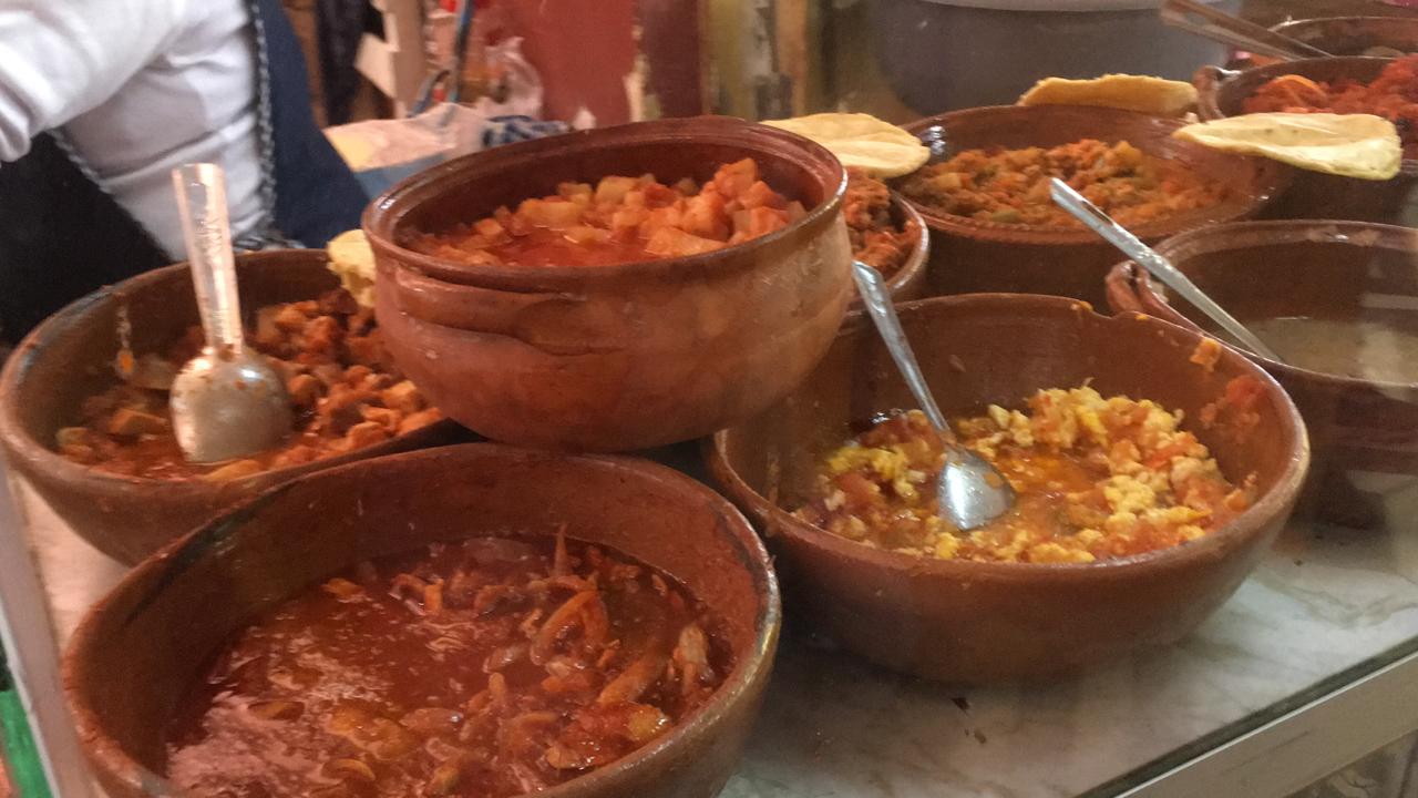 Las “siete cazuelas” que se ofertan en su negocio son varios platillos que calmarán tu hambre en el recorrido de los Siete Templos. Foto: Samuel Estrada