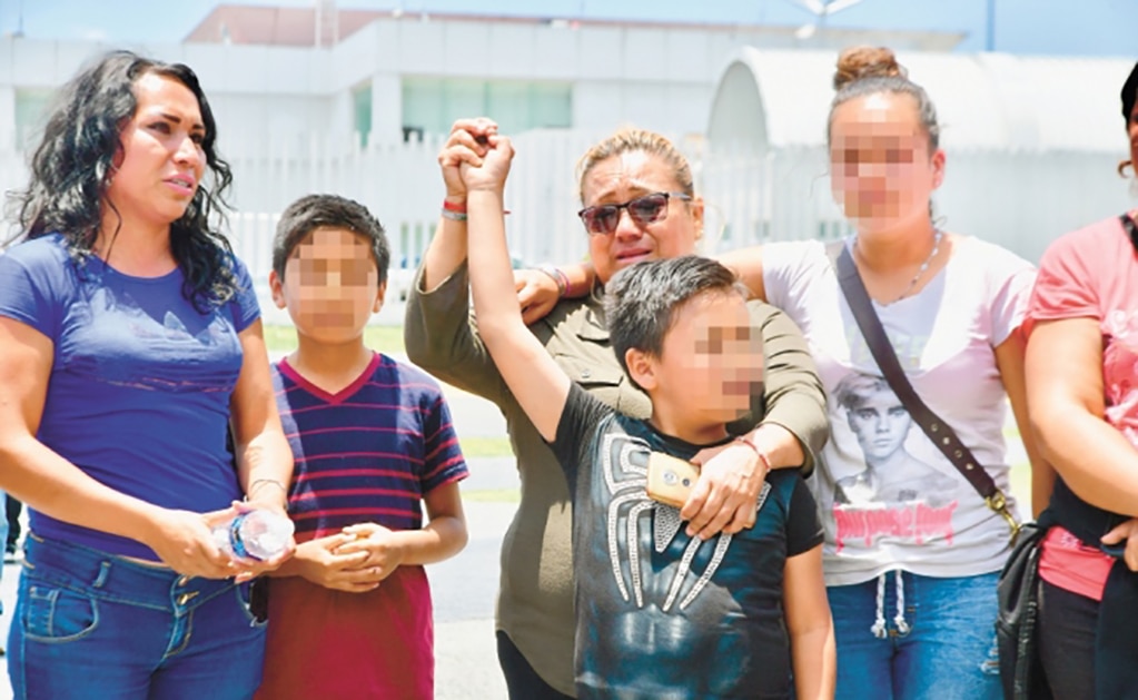 A fuerza de llanto y protesta, policías federales se despiden de la institución