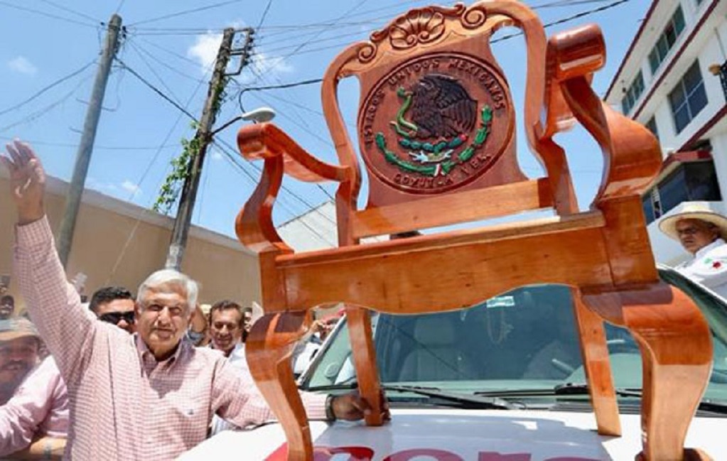 Regalan silla presidencial de madera a AMLO en Papantla