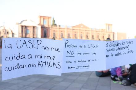 "Vivas se las llevaron, vivas las queremos", entonan mujeres en plaza Fundadores