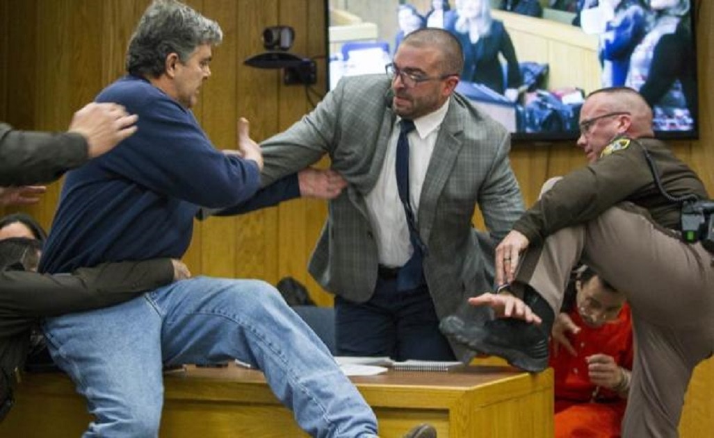 Padre de tres víctimas de Larry Nassar intenta agredirle en juicio