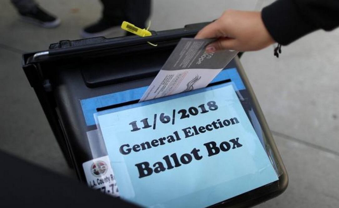 Una mujer vota en las elecciones intermedias de los Estados Unidos en Norwalk, California - Foto: Lucy Nicholson/REUTERS