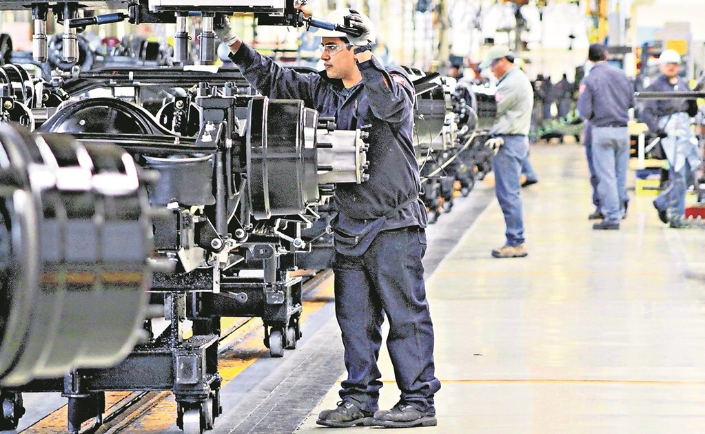 Necesario cubrir más de 8 mil vacantes en la industria 