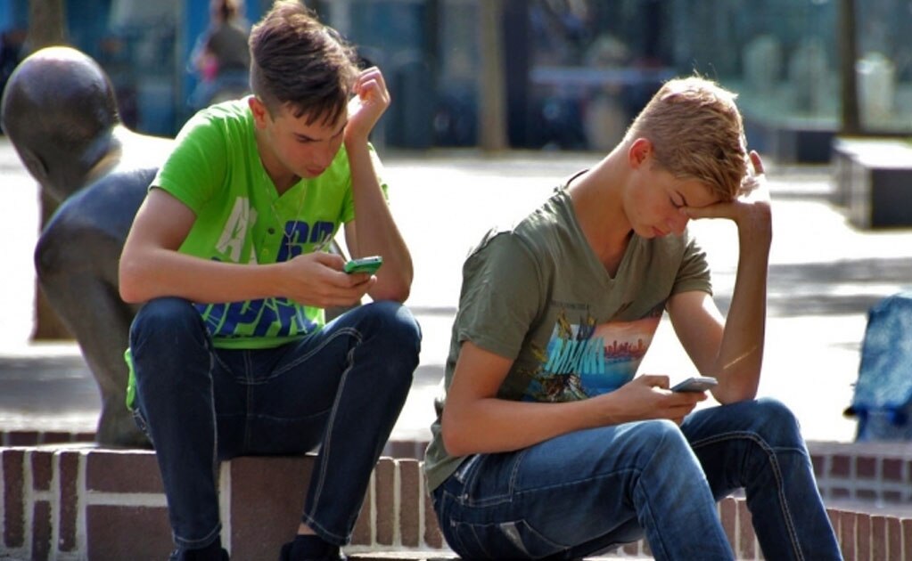 Uso excesivo del celular podría causar trastornos mentales: estudio