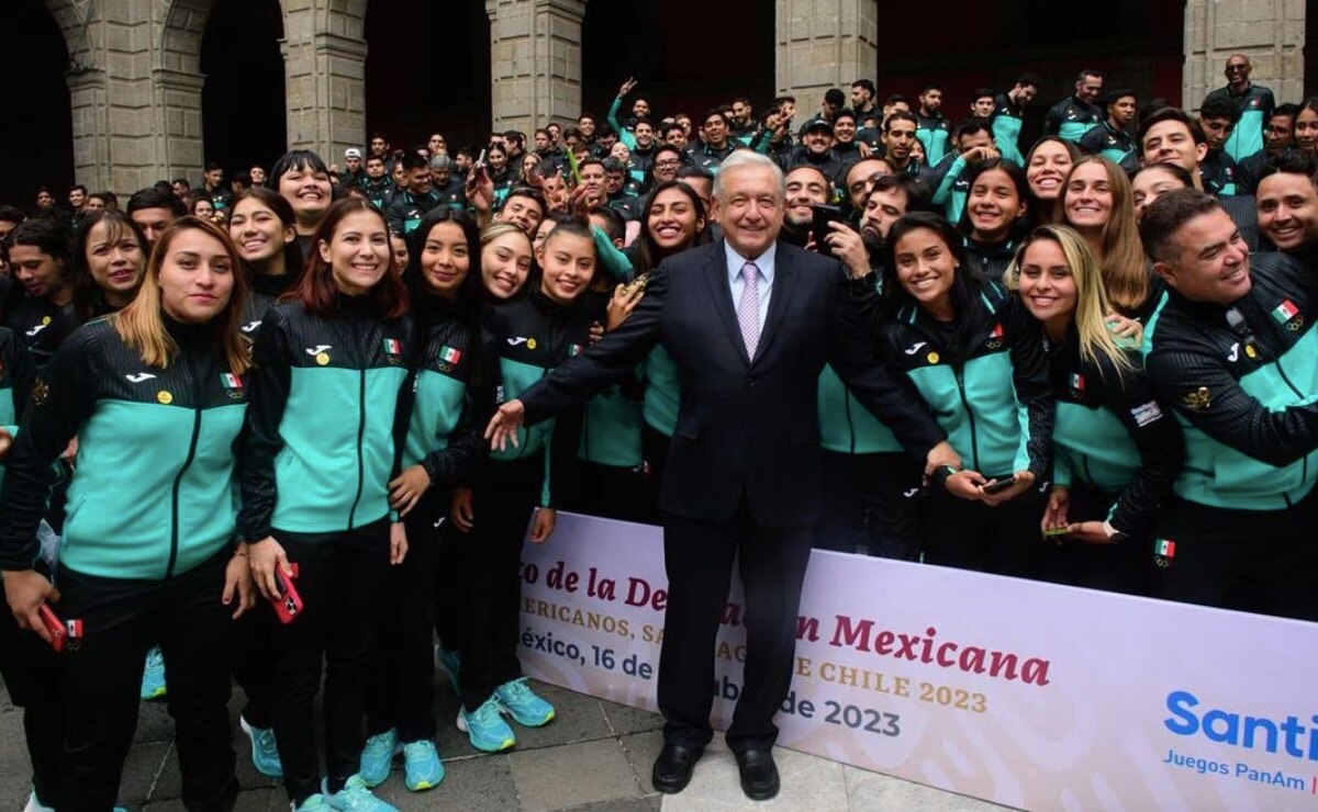 AMLO felicita a deportistas mexicanos por su tercer lugar en el medallero de los Juegos Panamericanos